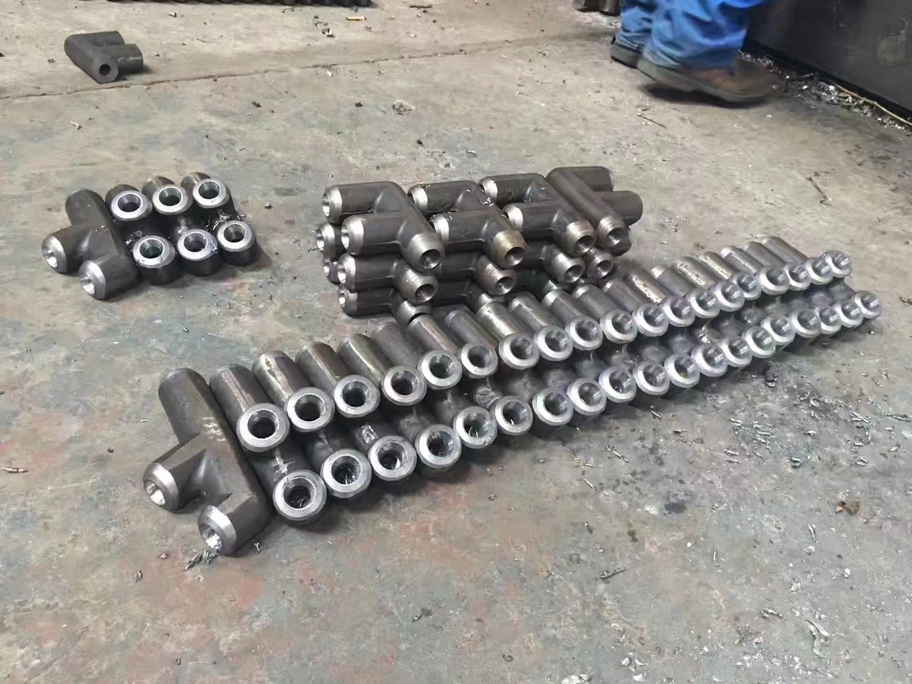 Φ63.5×8 （SA-210C)管壁厚度均勻，材質(zhì)符合要求，管壁厚度不超8.1mm，兩管中心距89mm，，鰭片厚度6mm，管長(zhǎng)度6M,每排6根管束，管口鰭片據(jù)管口留50mm的距離便于焊接